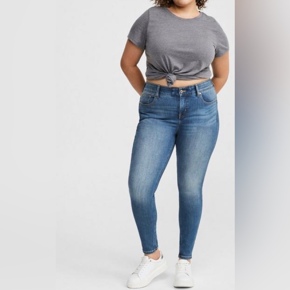 torrid Mid Wash Skinny Jeans in Blue